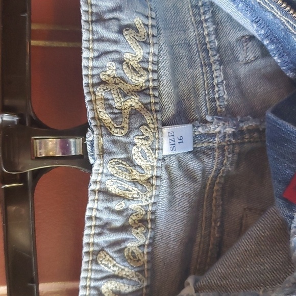 Vanilla Star distressed & embroidered 5 pocket denim shorts. Size 16 - Picture 4 of 10